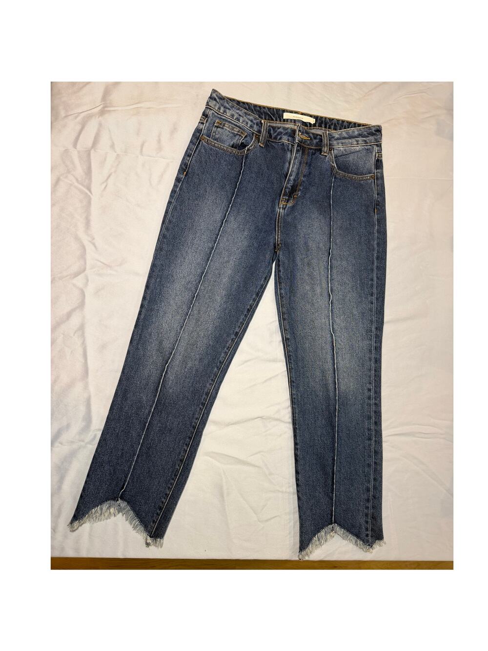 Hidden Cropped V Frayed Size 28 Jeans